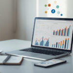 Mesa de trabalho moderna com laptop exibindo gráficos de marketing de afiliados e tendências para 2026