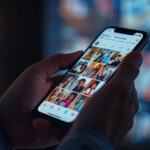Smartphone exibindo aplicativo Instants com grade de fotos e momentos compartilhados em interface moderna de marketing digital