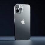 Fotografia profissional do iPhone 17 Pro em acabamento titânio mostrando o módulo de câmeras traseiras em destaque
