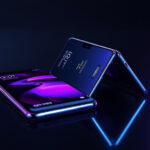 Dois smartphones premium com telas dobráveis exibidos em estúdio, um aberto mostrando interface de IA e outro parcialmente dobrado revelando dobradiça ultrafina