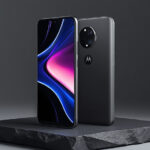 Smartphone Motorola Edge 70 Pro em ângulo de três quartos exibindo sua tela AMOLED de 6,8 polegadas acesa, com acabamento metálico premium e módulo de câmera tripla em destaque