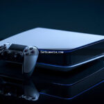 Console PlayStation 5 branco ao lado do controle DualSense sobre superfície escura reflexiva com iluminação azul cinematográfica