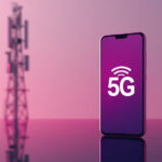 Smartphone moderno exibindo ícone 5G na tela com torre de celular ao fundo representando a rede T-Mobile
